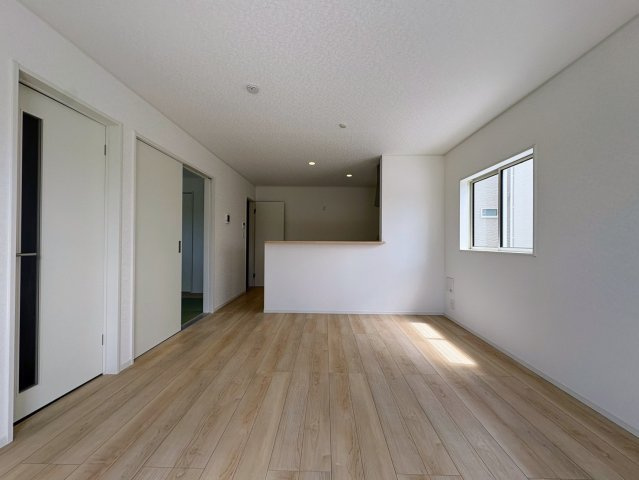 クレイドルガーデン糸満市宇江城 第2・2号棟の居間・リビング|二面採光で明るく広々としたLDK15帖+洋風和室5.2帖