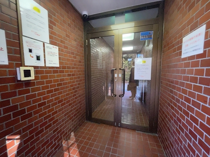 新宿区新宿２丁目の賃貸マンションのエントランス