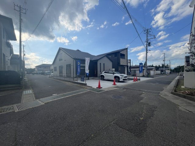 新築戸建・建売　郡山市富田町字向山　Blooming Garden　全2棟の前面道路含む現地写真|車通りが少なく静かな住宅街に立地♪前面道路も穏やかな雰囲気でゆったりとした暮らしができます♪