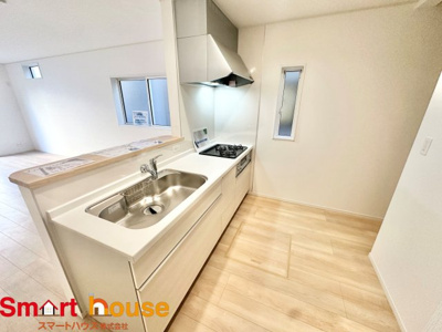 【キッチン】 | 八王子市泉町　新築全4棟 | 幅広いキッチンに冷蔵庫、カップボードなどを設置しても楽々と料理できます！
スペースにゆとりがあると気持ちもいいですね♪
