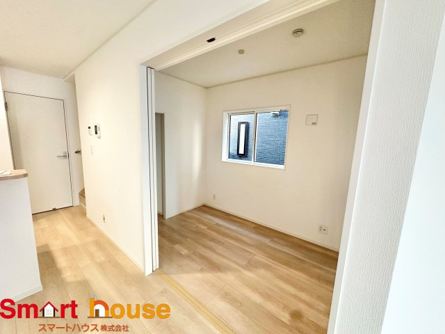 【洋室】 | 八王子市泉町　新築全4棟 | お子様の遊び場にピッタリな洋室です。キッチンからも目がとどく場所にございますので家事をしながら見守れます！
