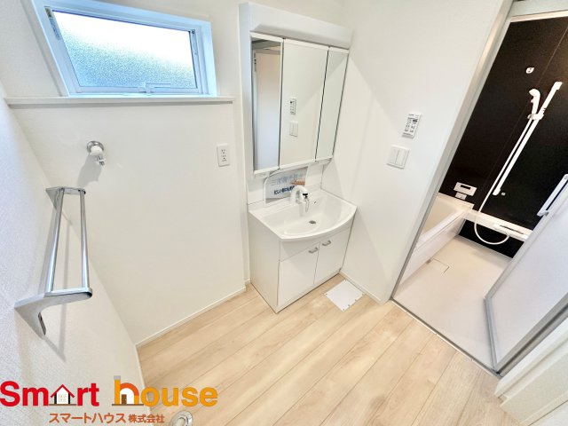 【洗面所】 | 八王子市泉町　新築全4棟 | ゆとりの洗面スペースで朝の身支度も快適スムーズに。３面鏡で髪のセットやお化粧もストレスなくこなせ、朝から気分良く通勤通学に向かえそうですね！鏡の裏にはたっぷりと収納スペースを標準装備！
