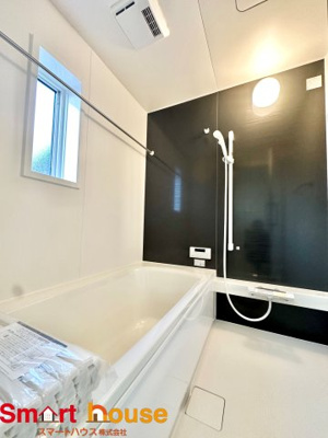 【浴室】 | 八王子市泉町　新築全4棟 | 一日の疲れを癒してくれる場所なので、快適に過ごして頂く為にゆったりサイズのバスタブを用意しました。是非半身浴をお楽しみ下さい。空気が籠らない様に小窓も設置しております。
