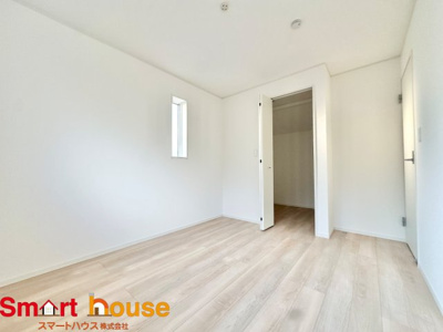 【洋室】 | 八王子市泉町　新築全4棟 | 光が沢山取り込める大きな窓。2面採光なので、日差しを長時間受ける事が出来る暖かいお部屋です。
