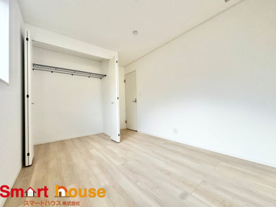 【洋室】 | 八王子市泉町　新築全4棟 | 家族一人ひとりの大切なプライベート空間。趣味に合わせて使って頂けるようシンプルに仕上げてあります。暮らし心地を大きく左右する収納を、適材適所に配置し使い勝手を考慮しました。
