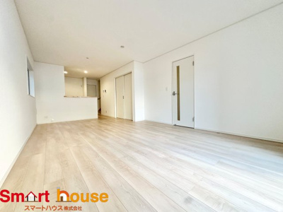 【居間・リビング】 | 八王子市泉町　新築全4棟 | 家族の笑い声が聞こえてきそうな大空間♪大きめのLDKはそれだけで心が和みます。家族揃ってリビングで過ごすお休みの日が、楽しみになる場所となることでしょう。
