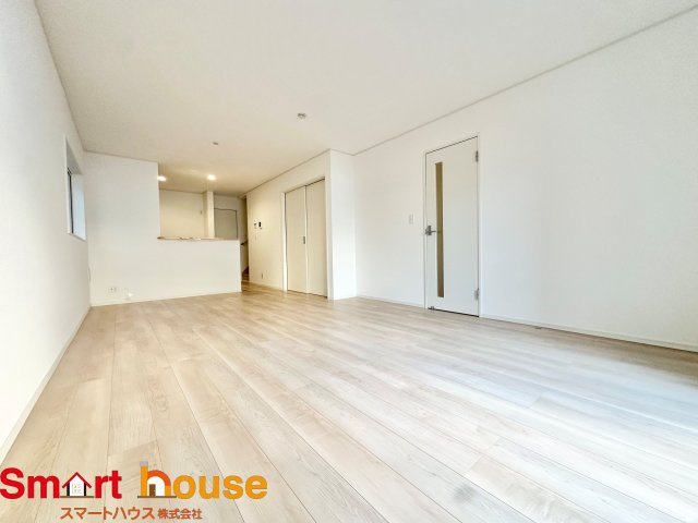 【居間・リビング】 | 八王子市泉町　新築全4棟 | 家族の笑い声が聞こえてきそうな大空間♪大きめのLDKはそれだけで心が和みます。家族揃ってリビングで過ごすお休みの日が、楽しみになる場所となることでしょう。
