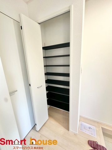 【収納】 | 八王子市泉町　新築全4棟 | 玄関収納は可動式の棚になっております！
ロングブーツやお子様の長靴など大きさに合わせて調節ができます♪
