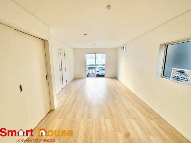 【居間・リビング】 | 八王子市泉町　新築全4棟 | ご家族みんなで長い時間を過ごすリビングは一番居心地のいいものであって欲しいですね。開放感のある広々リビングに光と風を呼び込みます。収納も多く快適な住空間を実現します。
