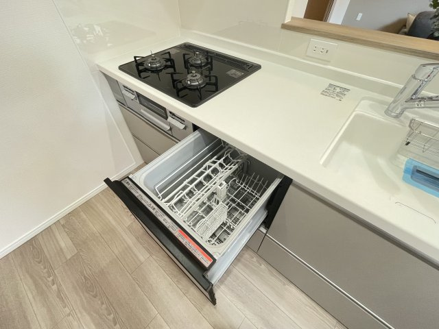 ディアステージ四条葛野大路のキッチン|食洗機付きです！洗い物の負担が軽減されますね！