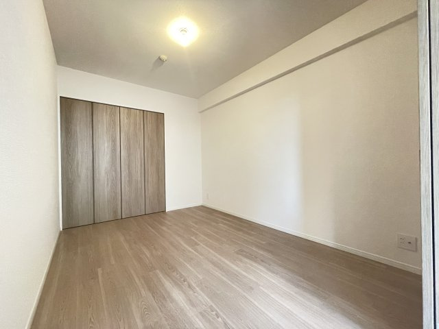 ディアステージ四条葛野大路の洋室|洋室（約6.0帖）
稼働扉になっておりますので、開放してリビングとしてもお使いいただけます。