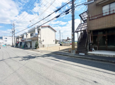 【前面道路含む現地写真】 | 宇治市五ケ庄西田　土地 | すでに更地のため、解体工事などの手間や費用がかからず、スムーズに家づくりを始められます。