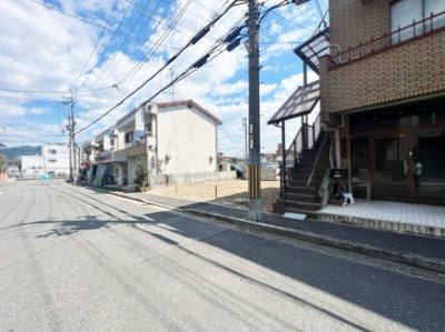 【前面道路含む現地写真】 | 宇治市五ケ庄西田　土地 | 間口と奥行きがほぼ同じ正方形に近い土地なので、デッドスペースが生まれにくく、建物の配置がしやすいです。