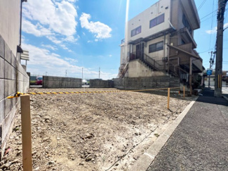 【前面道路含む現地写真】 | 間口がゆったりとしているので、車の出し入れが楽な駐車スペースを確保できます。
