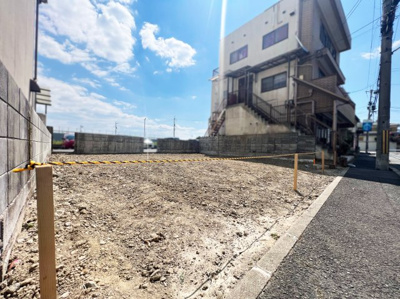 【前面道路含む現地写真】 | 宇治市五ケ庄西田　土地 | 間口がゆったりとしているので、車の出し入れが楽な駐車スペースを確保できます。