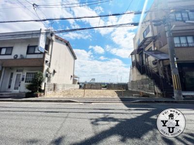 【外観】 | 宇治市五ケ庄西田　土地 | 土地《約30坪》の整形地です。南側が駐車場になっており建物がなく開放的で陽当り・風通し良好な立地です。