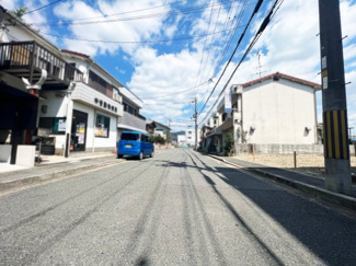 【前面道路含む現地写真】 | 前道は約9ｍと広々とした幅員です。交通量も少ないので、運転が苦手な方も落ち着いて運転ができます。