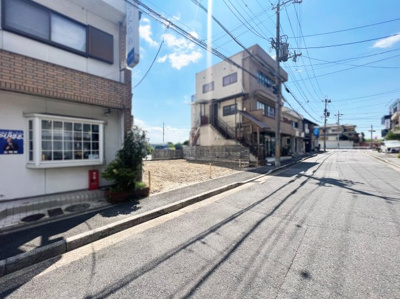 【前面道路含む現地写真】 | 宇治市五ケ庄西田　土地 | 小学校が徒歩7分と通学にも安心の距離です。スーパーも徒歩8分と徒歩圏内にあるので毎日のお買物も助かります。
