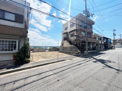 【前面道路含む現地写真】 | 宇治市五ケ庄西田　土地 | 《約9.5ｍ》のゆったりとした間口です。事務所や店舗用地としてもご検討いただけます。