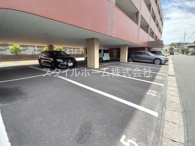 【駐車場】 | ユトリロつつじが丘 | 駐車場に車を止められます