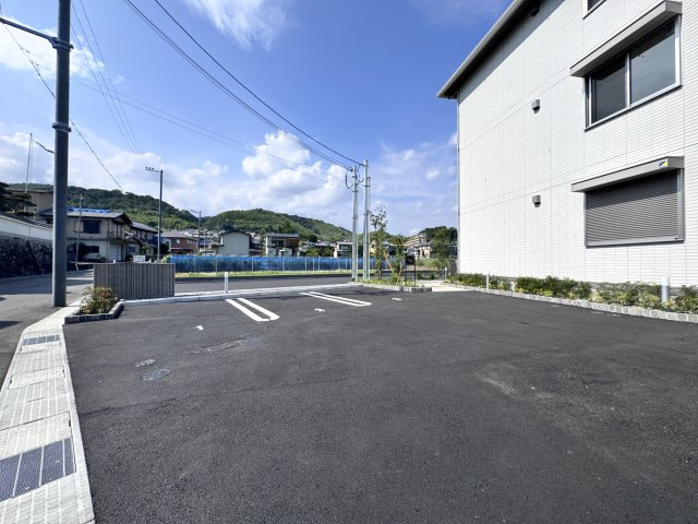 GRAMM奥海印寺WESTの駐車場