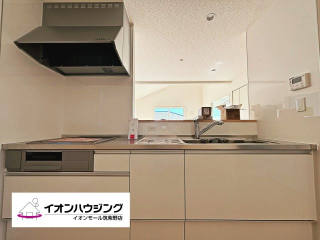 キッチン：同じ空間、同じ時間に家族で共有できるから、ダイニングキッチンが家族団らんの場所になります。居心地良く、お料理しながら家族との会話も弾みそうです♪