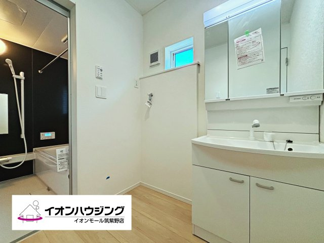 洗面台はシャワーヘッド・三面鏡付きの機能性の高いものを採用！
お手入れも簡単な優れものです。