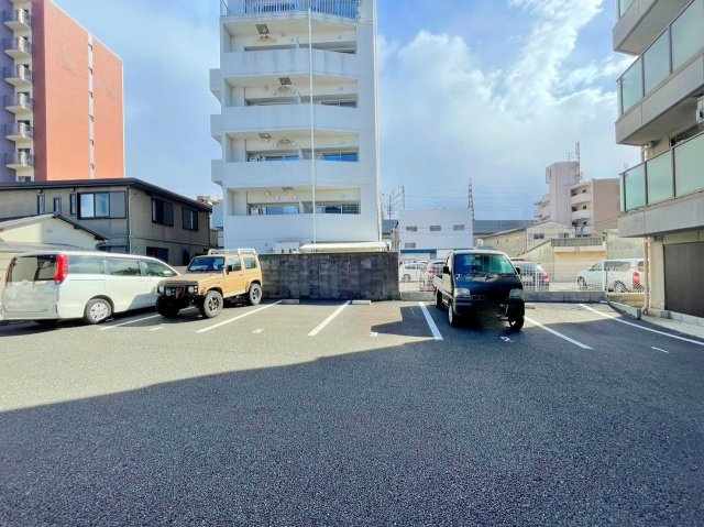 プレジデント瑞光の駐車場