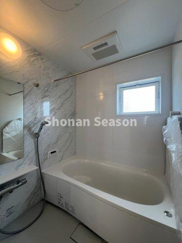 【浴室】 | 腰掛けられるタイプのステップ浴槽で半身浴も快適に。小さなお子様やお年寄りの方のご入浴も一層安心感がありますね。