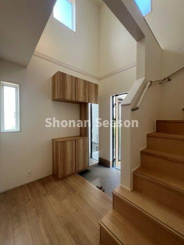 【玄関】 | 玄関は上部吹き抜けとなっており、明るく開放感がございます☆