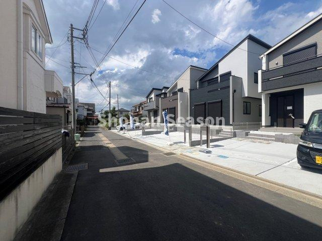 【前面道路含む現地写真】 | 落ち着いた閑静な住宅地に誕生した新築分譲住宅◎
まずは１度内覧にいらしてみませんか。