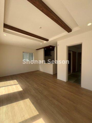 【居間・リビング】 | 天井を高くしてリビングに開放感をプラスした折り上げ天井◎