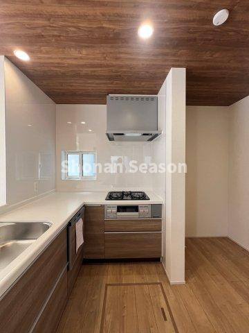 【キッチン】 | 食洗機搭載の充実設備のキッチンはこちらです☆
床下収納はいざという時の防災用品をしまうのにも便利ですよ◎