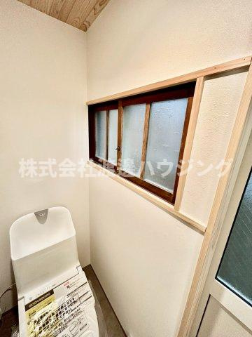 サウナのある家のその他|トイレにも窓ございます