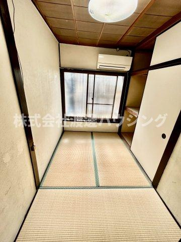 サウナのある家の寝室