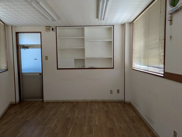 野洲市小篠原の店舗事務所の居間・リビング