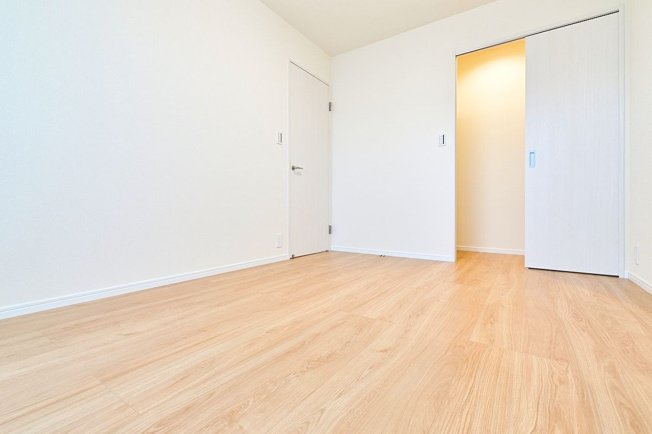 【収納】 | シティパル春日セントレ | 洋室は明るく採光がとれ、大容量のウォークインクローゼットがあります