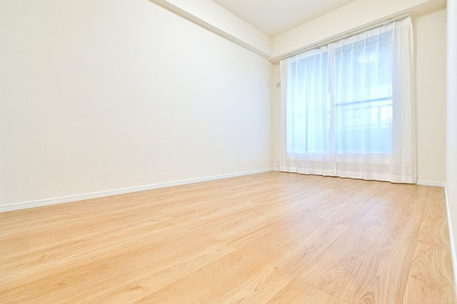 【洋室】 | シティパル春日セントレ | 玄関側の洋室。両面にバルコニーがあるのでどの居室も明るく風通し良好です