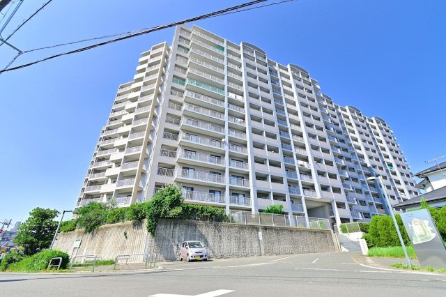 【外観】 | シティパル春日セントレ | 敷地内駐車場に空きがあるので車をお持ちの方でも安心です。徒歩5分のバス停からバスも出ています