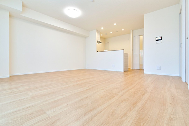 【居間・リビング】 | シティパル春日セントレ | 約16帖あるLDKは南向きで明るく、ご家族の団らんにぴったりです