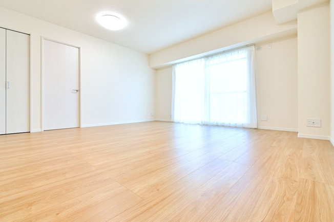 【居間・リビング】 | シティパル春日セントレ | 大きな窓のあるLDKは明るさたっぷり。食事のときも、くつろぎの時間も楽しい家族の時間をすごせそうです