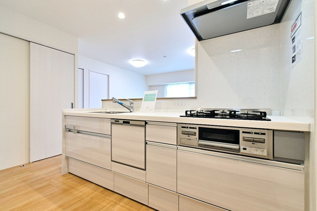 【キッチン】 | シティパル春日セントレ | お料理をしながら会話を楽しめるカウンターキッチンです。後片付けが楽になる食洗機付きです