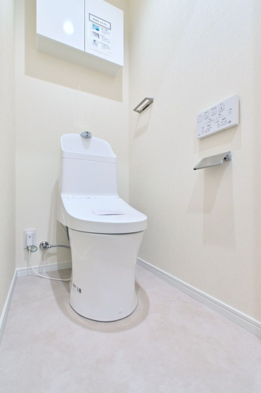 【トイレ】 | シティパル春日セントレ | 冬は便座も温水も温かく快適なシャワー付トイレ。上部には収納を設置◎