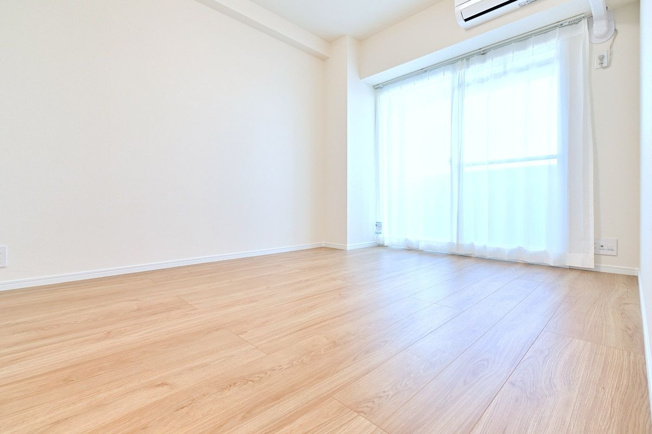 【洋室】 | シティパル春日セントレ | 6帖のお部屋はバルコニーに面した明るい洋室で換気や採光ばっちりです