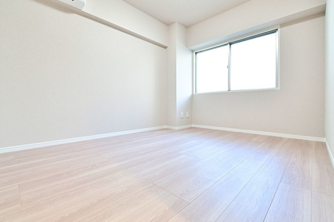 【洋室】 | 藤和薬院コープ | 5.7帖の洋室。収納スペースも設けられているため、居住スペースは広くお使いいただけます