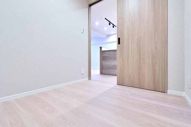 【その他】 | 藤和薬院コープ | 2.5帖の納戸。LDKとは引き戸でフラットにつながっているので開け放して広く使うこともできます