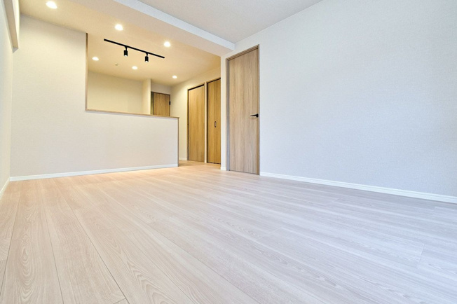 【居間・リビング】 | 藤和薬院コープ | オープンなカウンターキッチンを置いたLDKは空間に広がりがあり広く感じられます