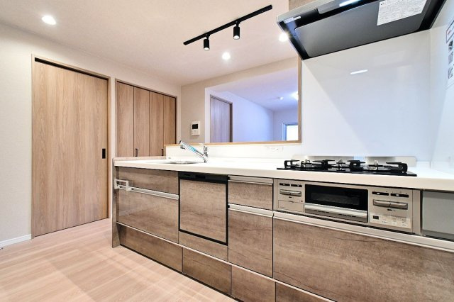 【キッチン】 | 藤和薬院コープ | お料理をしながらでもご家族との会話を楽しめる対面キッチンです。後片付けが楽になる食洗機付きです