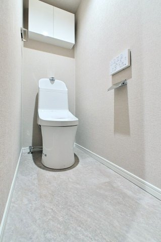 【トイレ】 | 藤和薬院コープ | 冬は便座も温水も温かく快適なシャワー付トイレ。上部には収納を設置◎