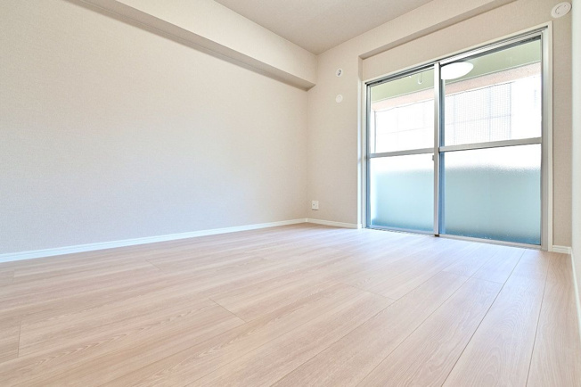 【洋室】 | 藤和薬院コープ | 6帖の洋室。バルコニーに面した明るいお部屋です